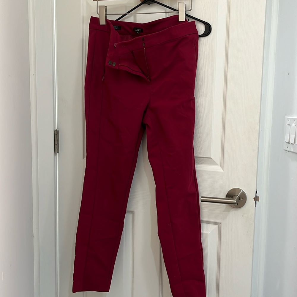Highwaisted ponte pants with a tasteful pop of a pinky maroon